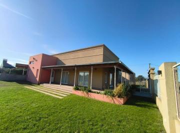 Casa de 4 ambientes, Tandil · Salón de Eventos de 108 m² con Piscina y Parque Sobre Lote de 875 m² + Departamento Independiente.