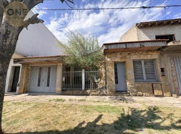Casa · 220m² · 4 Ambientes · 1 Cochera · Casa en Venta - 27 E/ 76 y 77, La Plata
