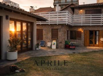 Casa · 290m² · 5 Ambientes · 1 Cochera · Distinguido Chalet de Categoría con Parque y Quincho en Playa Chica