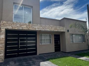 Casa · 152m² · 4 Ambientes · 1 Cochera · Casa con Pileta, Quincho y Garage Cubierto en Chascomús