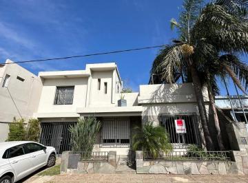 Casa · 235m² · 10 Ambientes · 3 Cocheras · Casa en Parana