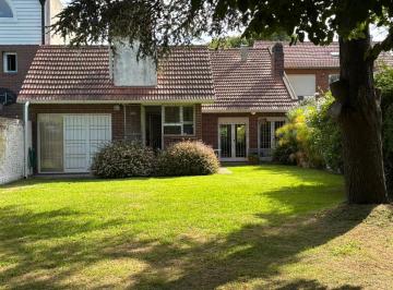 Casa · 140m² · 4 Ambientes · Venta Casa 4 Ambientes con Parque en Los Troncos