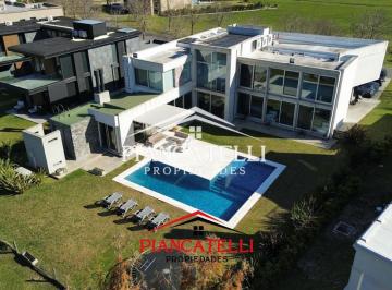 Casa · 440m² · 7 Ambientes · 2 Cocheras · Venta de Casa de 5 Ambientes en Country Terravista