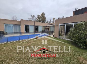 Casa · 250m² · 5 Ambientes · 2 Cocheras · Venta de Casa en Casco de Alvarez con 4 Ambientes