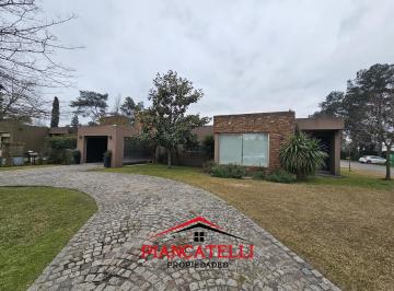 Casa · 250m² · 5 Ambientes · 2 Cocheras · Venta de Casa en Casco de Alvarez con 4 Ambientes