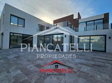 Casa · 650m² · 8 Ambientes · 6 Cocheras · Casa en Venta con 8 Ambientes, en Terravista