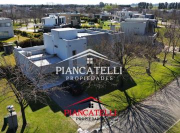 Casa · 330m² · 5 Ambientes · 4 Cocheras · Venta de Elegante Propiedad de 5 Ambientes en Country Terravista