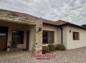 Casa · 265m² · 4 Ambientes · 2 Cocheras · Casa en Venta en Banco Provincia con 4 Ambientes