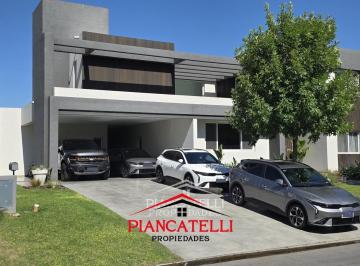 Casa · 415m² · 8 Ambientes · Casa en Venta con 7 Ambientes en Suite en Terravista