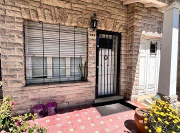 Casa · 250m² · 5 Ambientes · 2 Cocheras · Casa 5 Amb en Lomas con Gran Patio