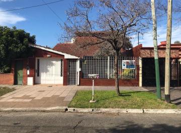 Casa · 233m² · 5 Ambientes · 1 Cochera · Venta Chalet. Banfield Este. Apto Crédito