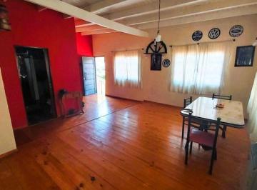 Casa · 210m² · 6 Ambientes · 1 Cochera · Casa con Departamento en Burzaco. Gran Oportunidad