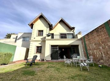 Casa · 290m² · 5 Ambientes · 1 Cochera · Casa 5 Ambientes
