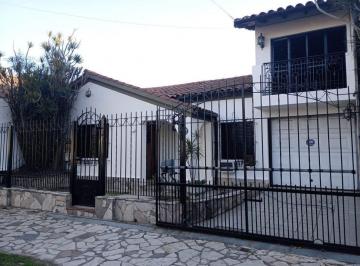 Casa · 220m² · 4 Ambientes · 2 Cocheras · Casa con 3 Domitorios Mas Cuarto de Servicio.