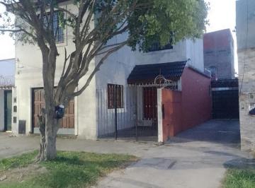 Casa · 261ha · 4 Ambientes · 6 Cocheras · Casa en Venta con 2 PH Al Fondo