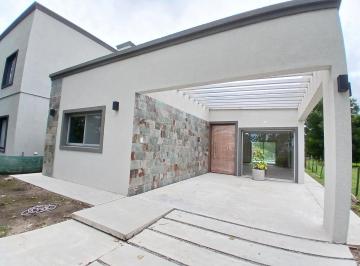 Casa · 95m² · 3 Ambientes · 2 Cocheras · Espléndida Casa a Estrenar, con Parque y Pileta en Domselaar Chico