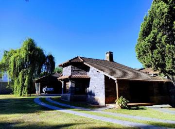 Casa · 250m² · 5 Ambientes · 4 Cocheras · Casa Quinta Barrio Corimayo