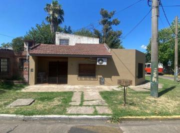 Casa · 120ha · 4 Ambientes · 1 Cochera · Esquina en Venta con 2 Casas Diferenciadas - Permuta