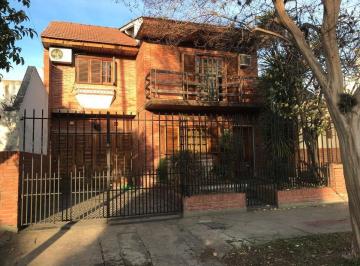 Casa · 200m² · 4 Ambientes · 1 Cochera · Casa en Banfield O. Acepta Permuta!apto Credito!