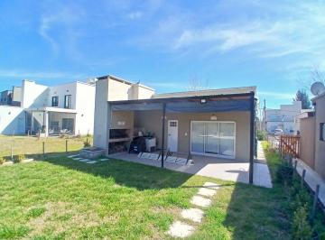 Casa · 82ha · 3 Ambientes · 1 Cochera · Casa Moderna y Funcional, con Parque y Pileta, en Domselaar Chico Venta