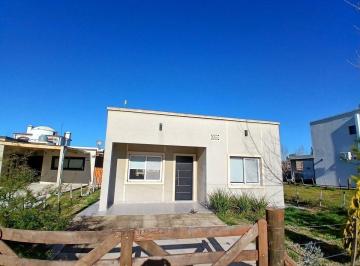 Casa · 82ha · 3 Ambientes · 1 Cochera · Casa Moderna y Funcional, con Parque y Pileta, en Domselaar Chico Venta