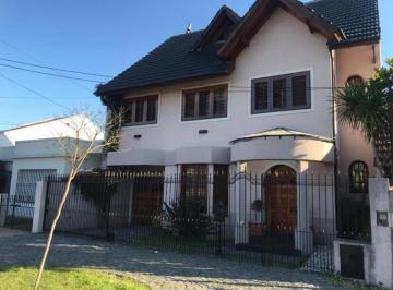Casa · 250m² · 5 Ambientes · 2 Cocheras · Casa de 5 Ambientes en Excelente Estado Banfield