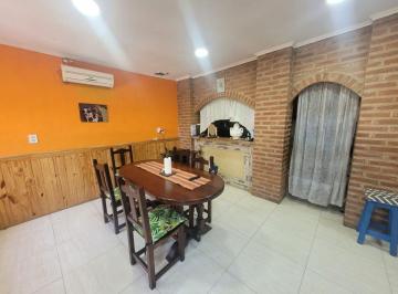 Casa · 177m² · 6 Ambientes · Venta en Block, Dos Casas en Lanus Oeste!