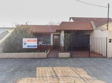 Casa · 128m² · 3 Ambientes · 1 Cochera · Gran Casa en Banfield Este!