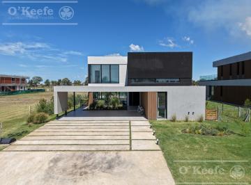 Casa · 337m² · 5 Ambientes · 2 Cocheras · Casa de Estilo Moderno en Venta, de Cinco Ambientes, con Quincho y Piscina en Puerto Nizuc, Hudson