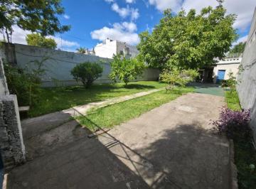 Casa de 3 ambientes en una planta para actualizar con gran frente libre, living/ · Casa de 3 Ambientes en Una Planta Para Actualizar