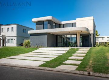 Casa · 294m² · 7 Ambientes · 1 Cochera · Casa en Venta de Diseño Pilará La Calesa - 4 Cuartos