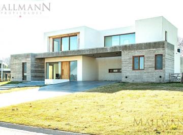 Casa · 294m² · 8 Ambientes · 2 Cocheras · Casa 5 Dorm. en Venta en Pilara, Barrio El Milord