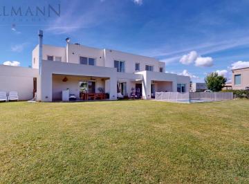 Casa · 330m² · 8 Ambientes · 1 Cochera · Venta Casa Pilará, La Calesa Vista Golf 4 Dorm.