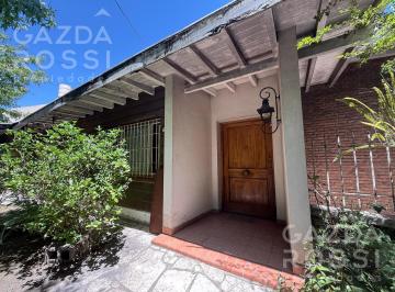 Casa · 209m² · 5 Ambientes · 2 Cocheras · Casa en Venta en Adrogue