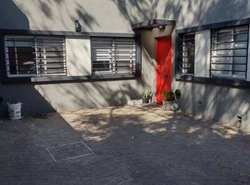 Casa · 120m² · 4 Ambientes · 2 Cocheras · Moderna Casa 4 Amb C/pileta, Jardin y Espacio Para 2 Autos!