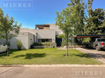 Casa · 257m² · 6 Ambientes · 4 Cocheras · Casa en Venta en Barrio Santa Maria, Sobre Lote Interno de 1167 m²