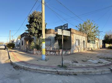 Casa · 180m² · 4 Ambientes · 1 Cochera · Casa en Esquina. Patio, Cochera, Quincho. Ambientes Amplios