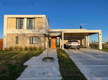 Casa · 243m² · 5 Ambientes · 4 Cocheras · Casa 3 Dorm. a La Laguna en Pilará - Barrio La Calesa