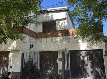 Casa · 225m² · 3 Ambientes · 2 Cocheras · Casa en Venta 131 43 y 44. 5 Dorm. Apta Credito