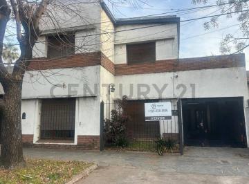 Casa · 225m² · 3 Ambientes · 2 Cocheras · Casa en Venta 131 43 y 44. 5 Dorm. Apta Credito