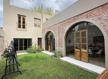 Casa · 203m² · 5 Ambientes · 1 Cochera · Venta Casa Tres Dorm. con Jardin, Pileta y Cochera en Barrio Lourdes