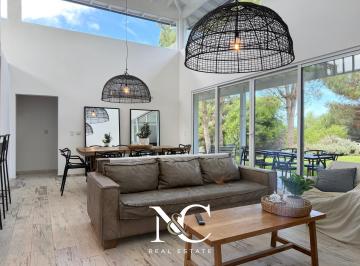 Casa · 220m² · 5 Ambientes · 1 Cochera · Casa en Venta en Costa Esmeralda con Fondo Libre y Pileta