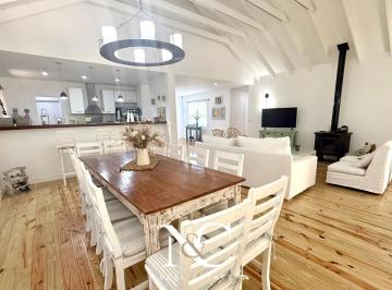 Casa · 150m² · 5 Ambientes · Casa en Alquiler en Costa Esmeralda