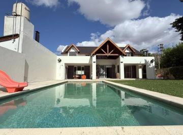 Casa · 200m² · 6 Ambientes · 3 Cocheras · Casa en Venta Gonnet 3 Dorm. Pileta