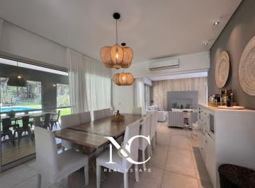 Casa · 230m² · 5 Ambientes · 1 Cochera · Casa en Venta en Costa Esmeralda