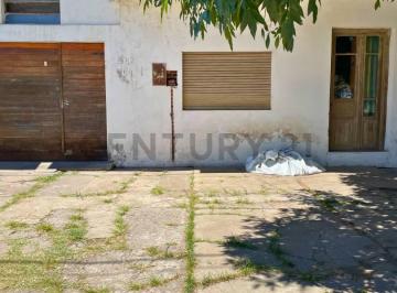 Casa · 100m² · 4 Ambientes · 1 Cochera · Venta Casa de 1 Dormitorio + Comodín, con Cochera y Local a La Calle | Fighiera
