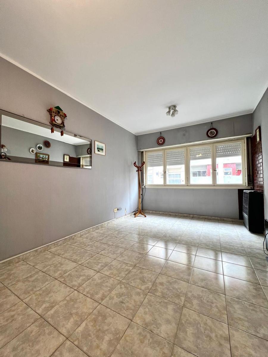 Departamento 2 ambientes, con espacios amplios y funcionales, bien iluminado