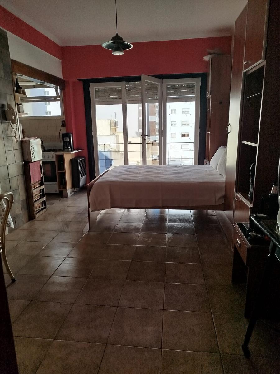 Departamento con balcón a la calle de un ambiente