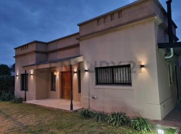 Casa · 300m² · 2 Dormitorios · Excelente Casa con Quincho en Venta Ubicada en San Eduardo, Lujan