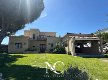 Casa · 266m² · 8 Ambientes · 3 Cocheras · Casa en Venta en Costa Esmeralda con Gas Natural